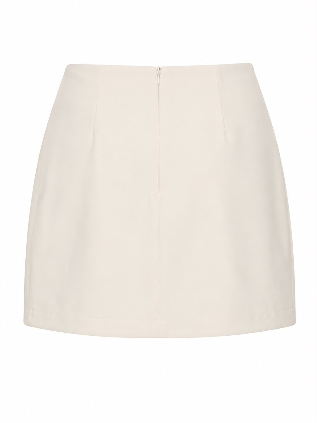 Short de alfaiataria WLC com botão dourado, modelo confortável e elegante, visual de tecido liso e acabamento refinado.