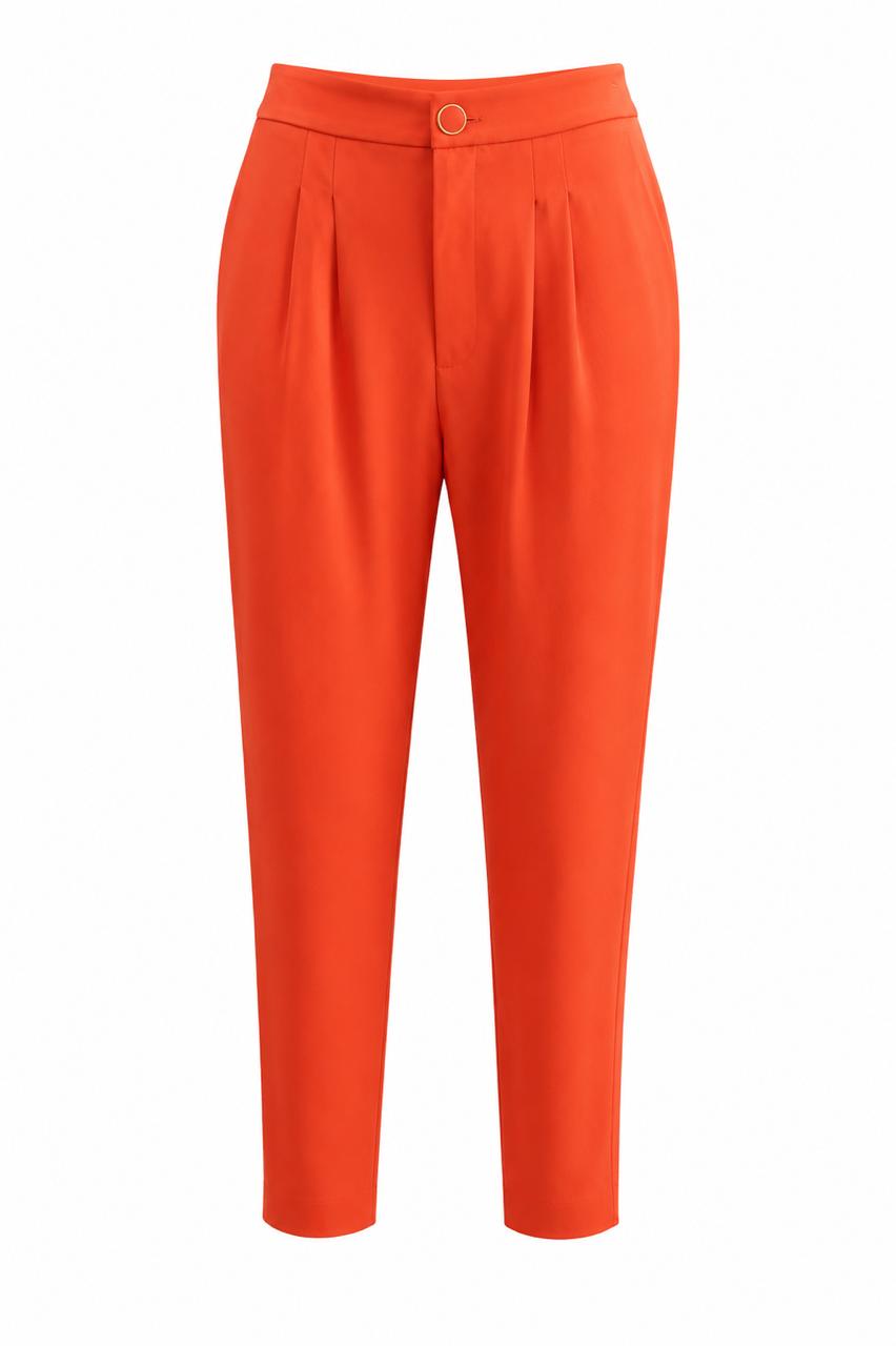 Calça de alfaiataria lisa da WLC com bolso faca, modelo elegante e ajustado, em tecido de cor neutra.