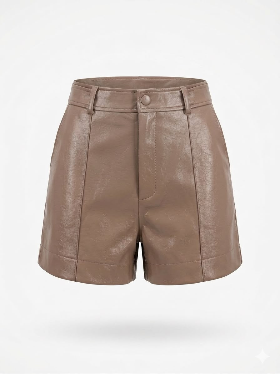 Short de couro ecológico forrado da WLC, detalhado com acabamento suave e textura uniforme, ideal para looks modernos.