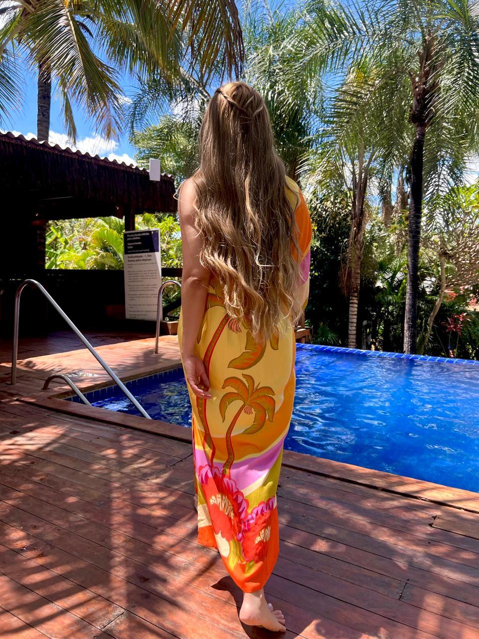 Vestido longo Farm Abacatuá com estampa floral, tecido leve e confortável, ideal para ocasiões especiais ou casuais.