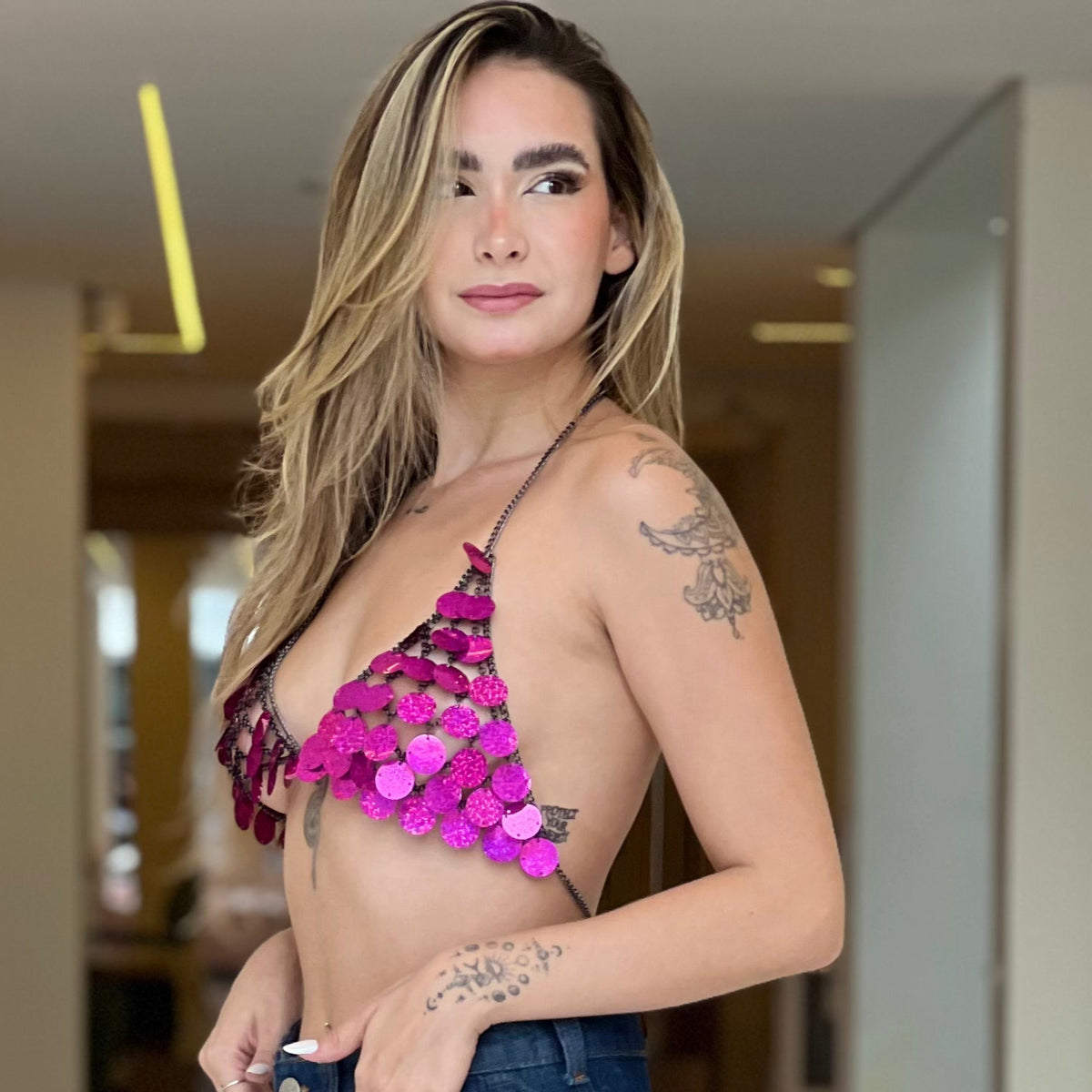 Top de argolas da WLC, estilo casual, com detalhes de argolas, tecido confortável, tamanho único, para looks modernos.