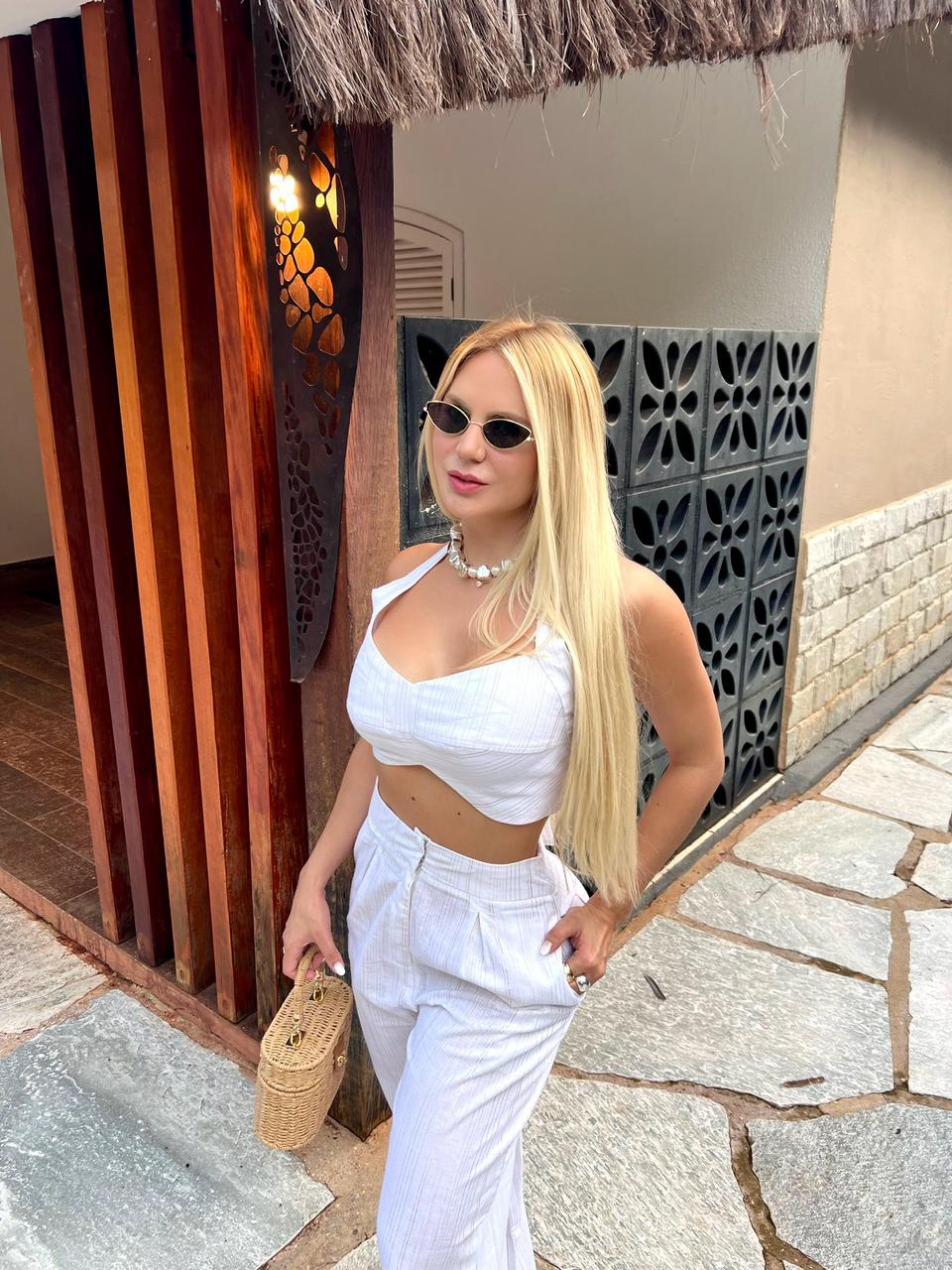 Blusa branca em linho com detalhes em lurex da WLC, modelo Wanessa Lopez, mostrada na imagem.