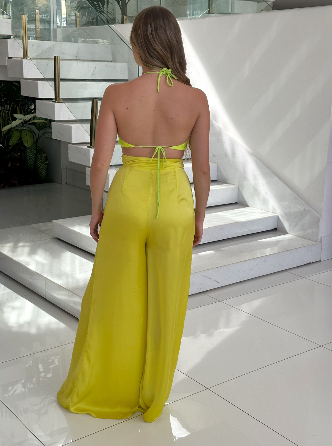 Cropped Flor Florescente by Wanessa Lopez Concept featuring vibrant floral patterns and a stylish, modern design.