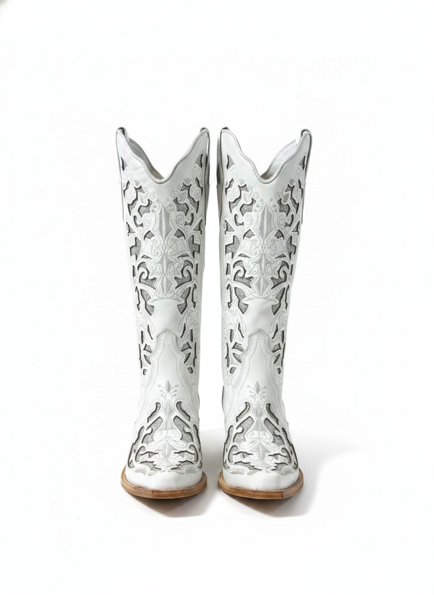 Bota Lase Brilho em couro da Wanessa Lopez Concept, mostrada em close com acabamento brilhante e design elegante