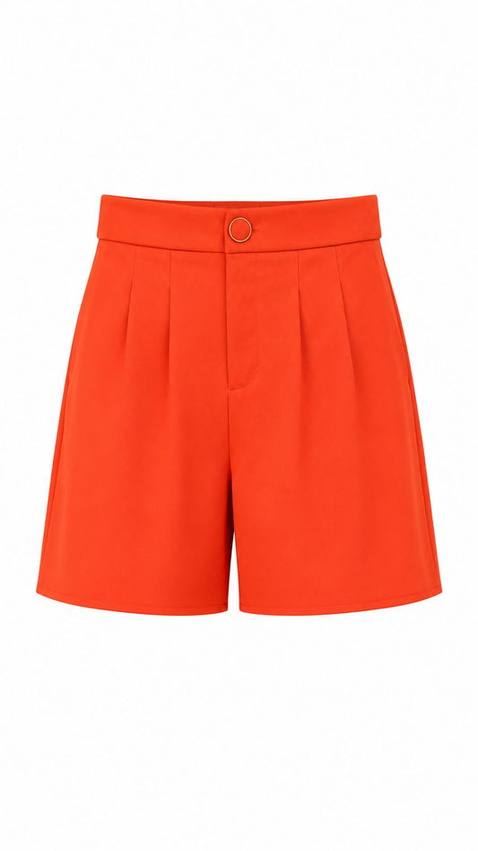 Short cintura alta liso com pregas da WLC, mostrando o tecido suave e detalhes de pregas na cintura.