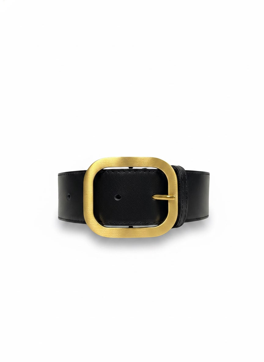 Cinto feminino WLC de couro, com fivela dourada e detalhe elegante, usado na cintura de uma mulher com roupa casual.