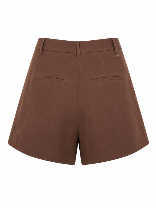 Bermuda alfaiataria em Tencel da WLC, curta, com acabamento elegante e tecido macio, ideal para looks sofisticados e confortáveis.