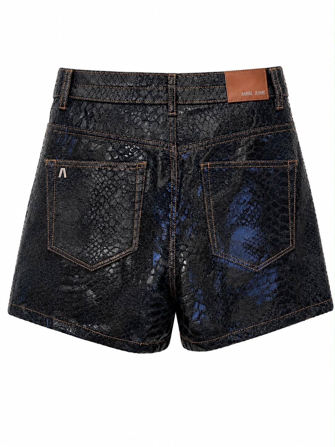 Short jeans básicos texturizados com padrão croco da WLC, exibindo detalhes de tecido e acabamento na imagem.