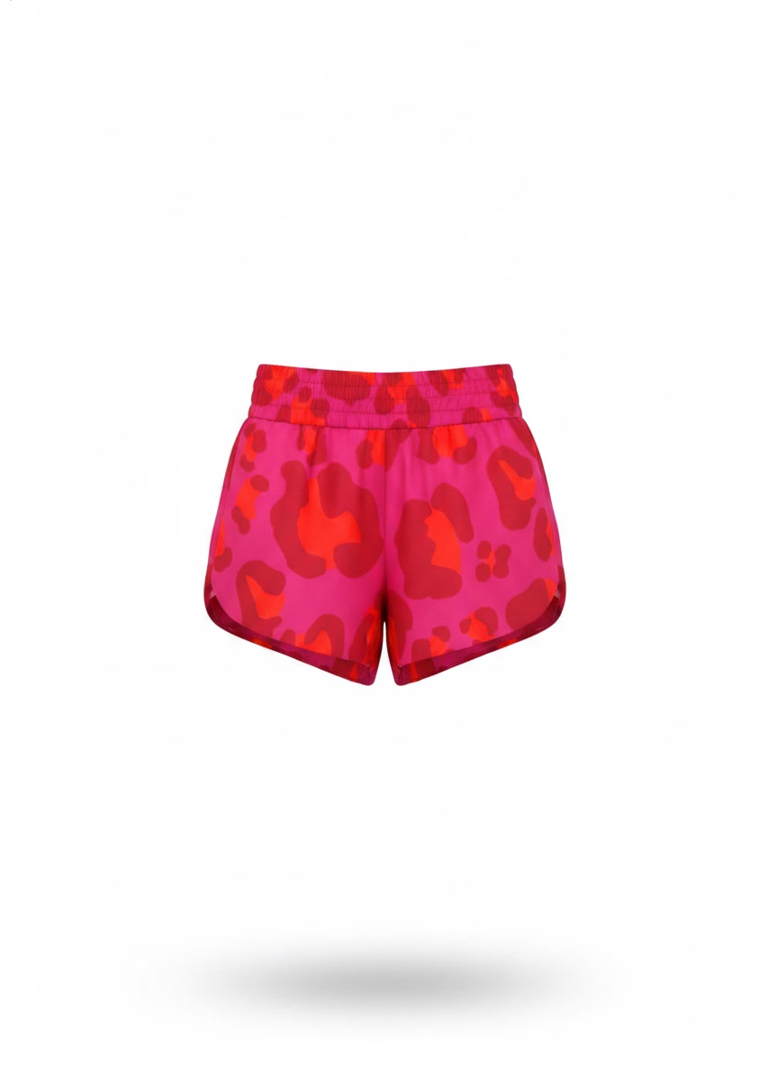 Short feminino Leli Correia com detalhes de corações e tecido elástico, ideal para conforto e estilo casual.