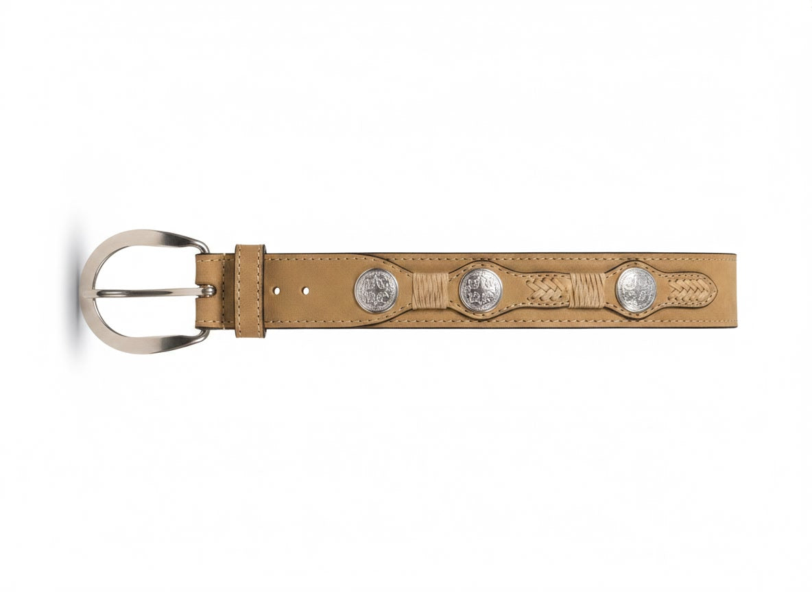 Cinto feminino de couro com moeda da marca WLC, detalhe de fivela e acabamento elegante.