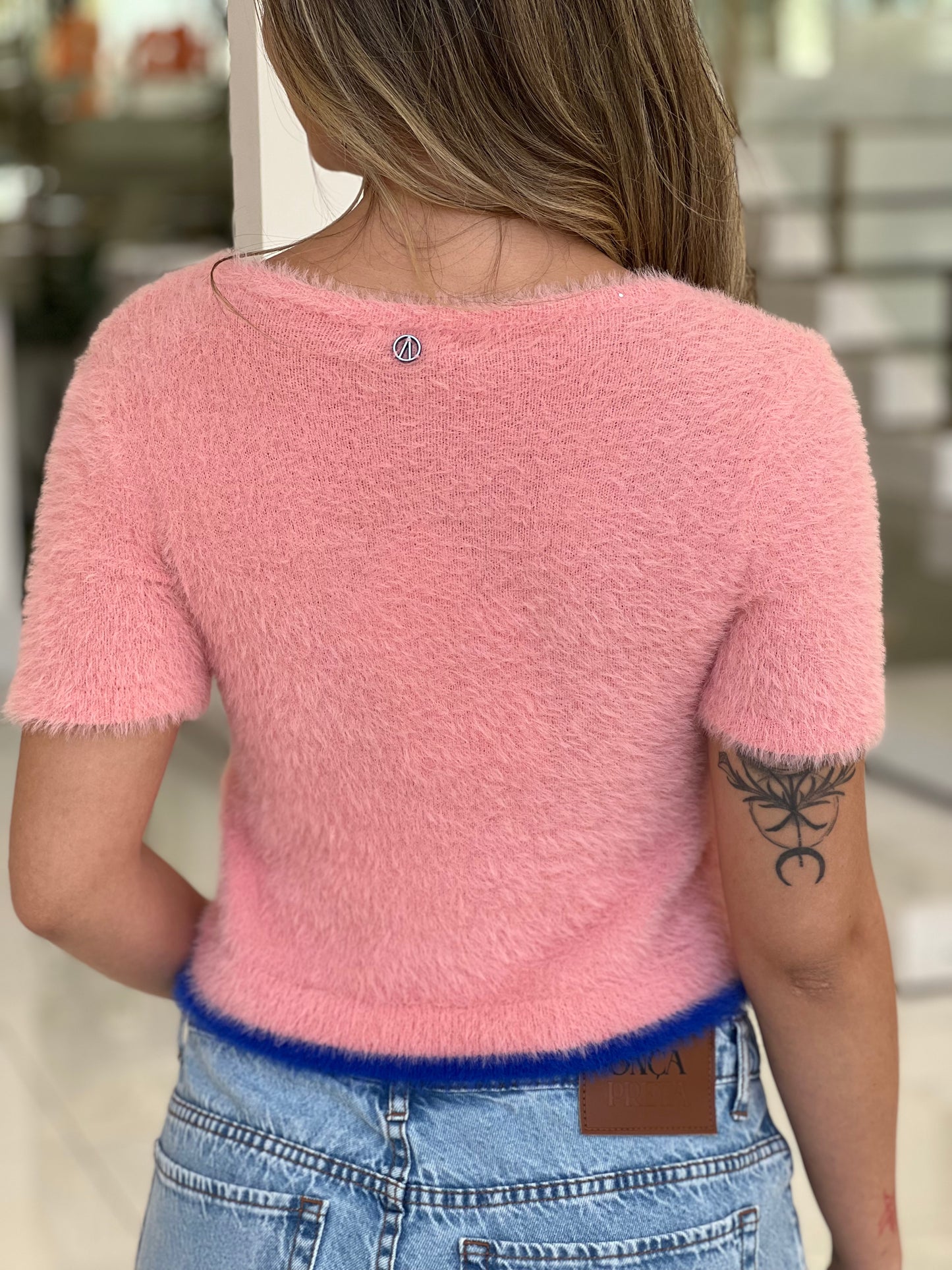 Blusa cardigan de tricot manga curta em tom suave, da marca Wanessa Lopez Concept, com detalhes de textura visíveis.