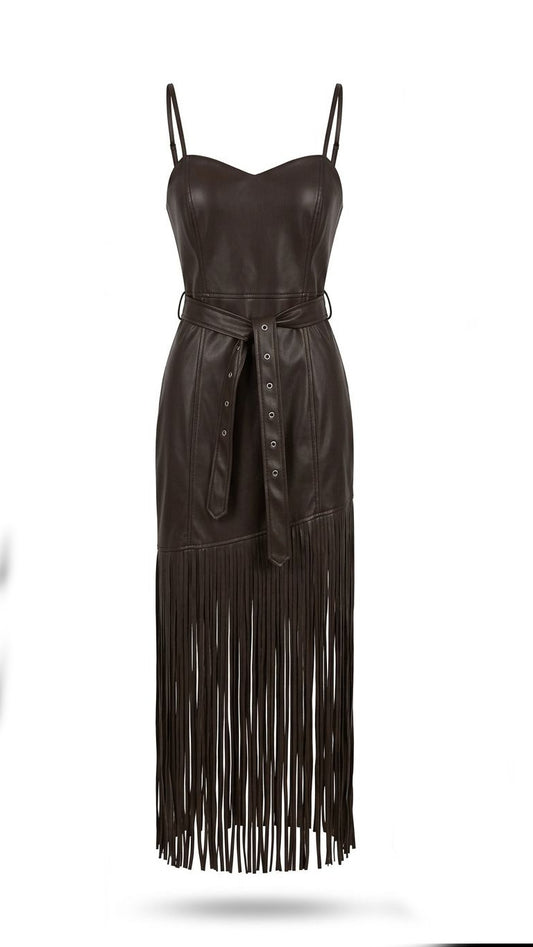 Vestido de couro ecológico com franjas e cinto da Wanessa Lopez Concept, exibindo detalhes na cor preta e acabamento elegante.