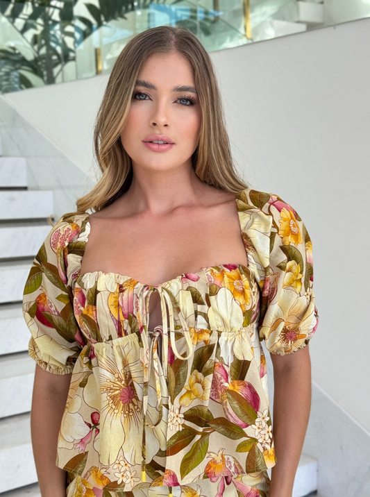Colorful FARM blusa featuring a floral pattern, showcasing a relaxed fit and short sleeves on a light background.