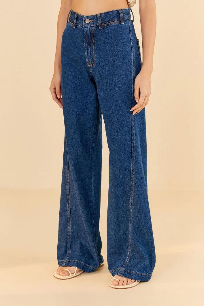 Calça jeans WLC com costura deslocada, estilo casual, em tom escuro, mostrada em detalhe na imagem.