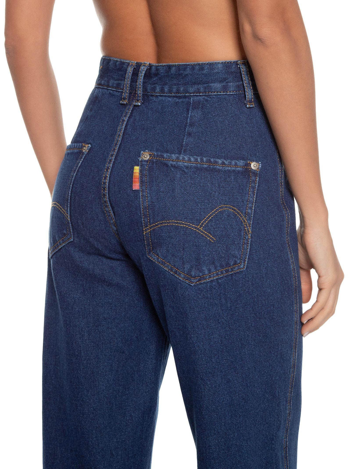 Calça jeans WLC com costura deslocada, modelo feminino, em tom azul claro, detalhe de costura moderna e confortável.