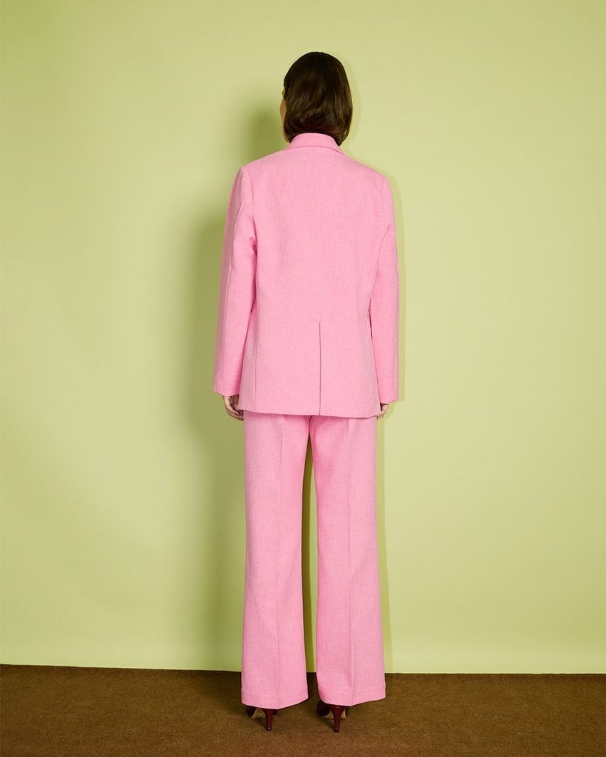 Blazer de alfaiataria rosa da Ginger, estilo casulo com detalhes de libélula, para um visual elegante e moderno.