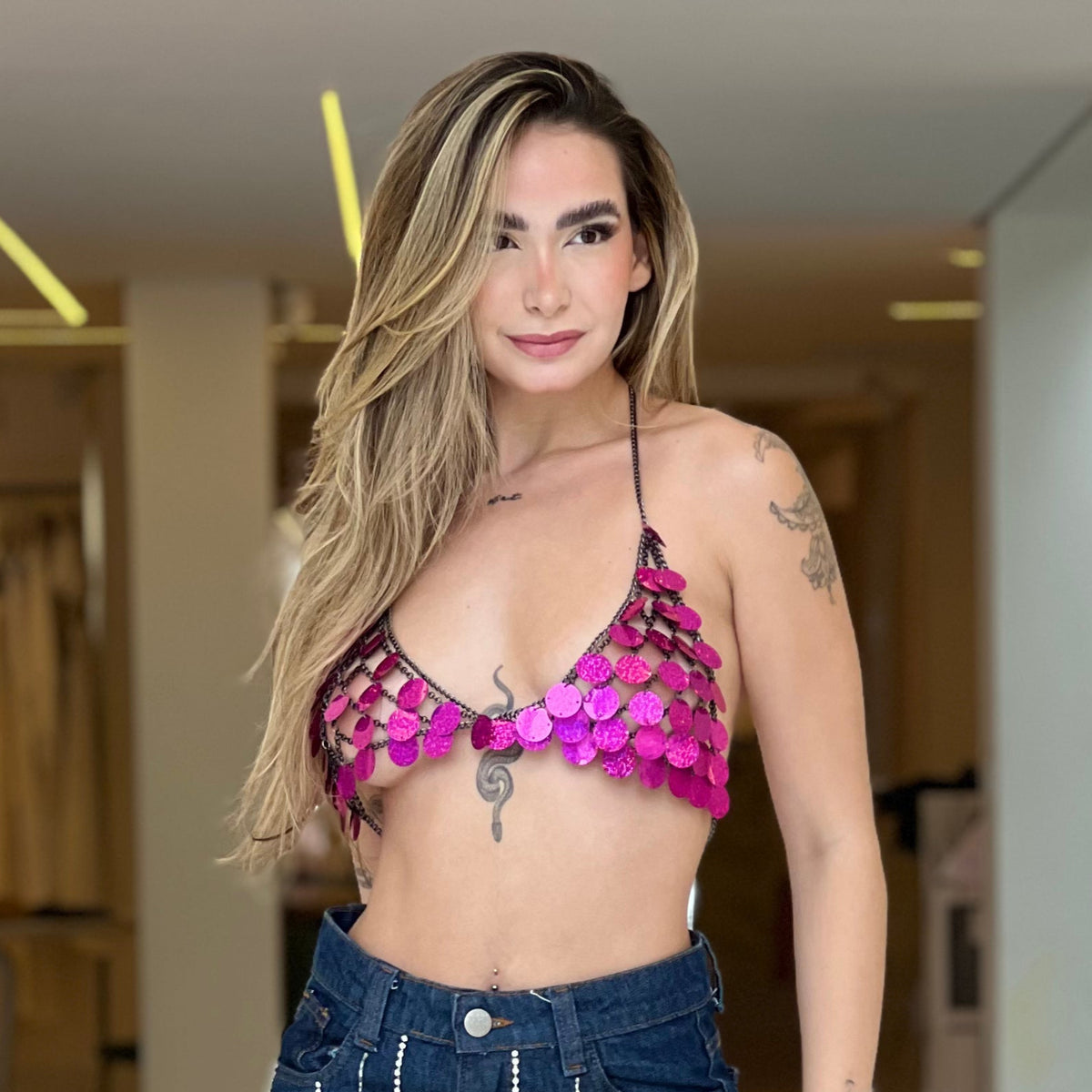 Top de argolas da WLC, top de tamanho único com detalhes em argolas, ideal para um look moderno e elegante.