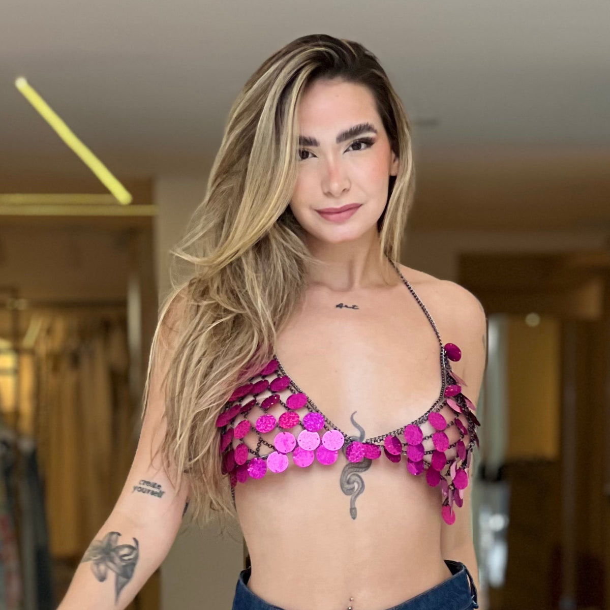 Top de argolas da WLC, estilo casual, com detalhes de argolas, tamanho único, ideal para looks modernos e descontraídos.