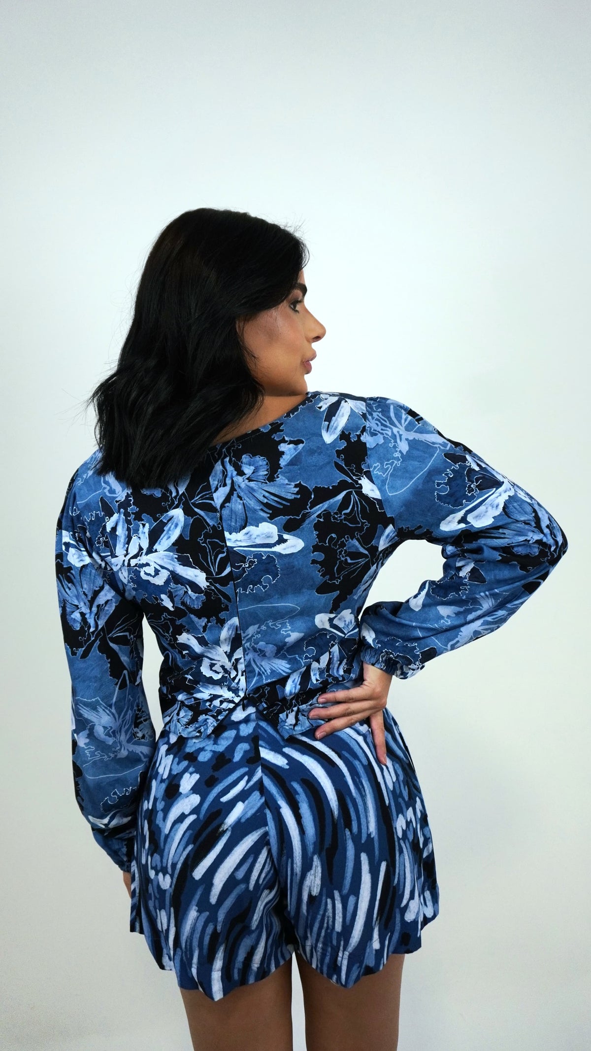Short viscose Marta da WLC, com detalhes em tecido leve, exibido na imagem, ideal para looks casuais e confortáveis.