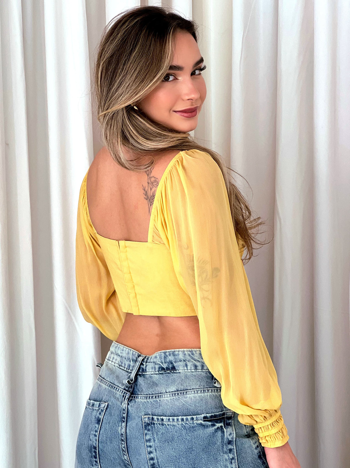 Lightweight TOP LINHO ISY by Wanessa Lopez Concept, featuring a relaxed fit and soft linen fabric, perfect for casual wear.