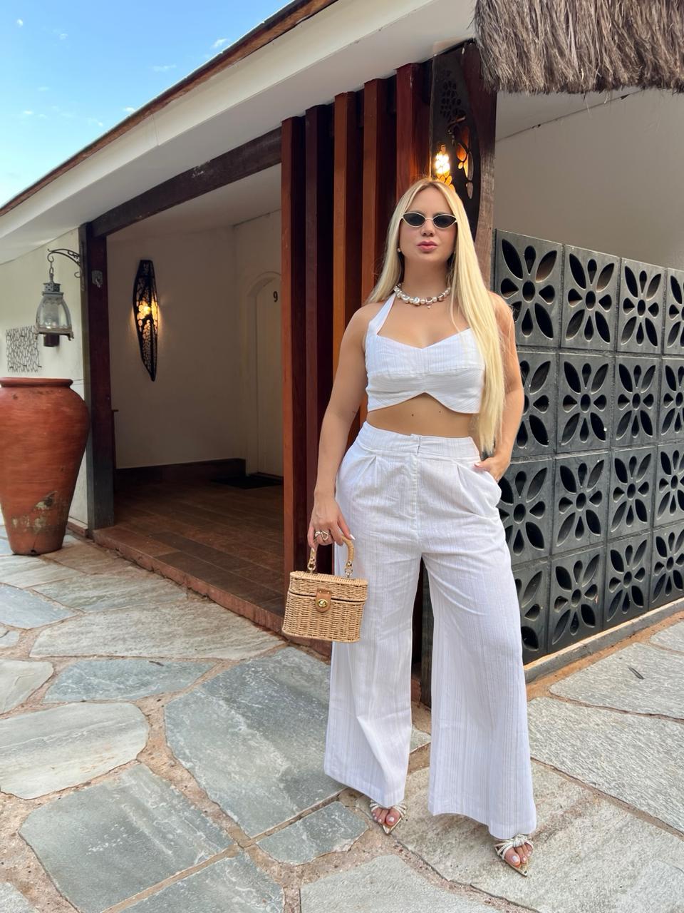 Blusa branca de linho com detalhe lurex, da marca WLC, exibida na imagem com acabamento elegante e tecido leve.