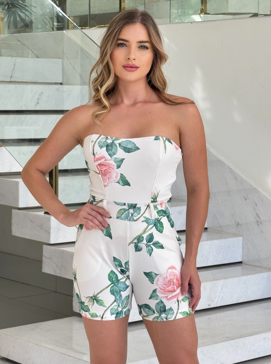 Macacão branco curto floral da WLC, com estampa floral delicada e detalhes de tecido leve, ideal para casual e verão.
