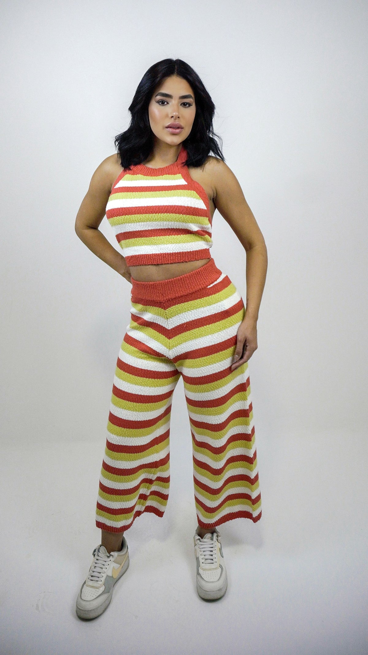 Top de tricô feminino WLC com detalhe animal na frente, estilo frente única, tecido confortável e moderno.