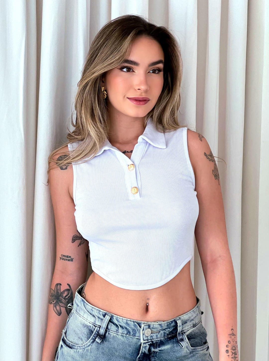 Regata preta curta da WLC com botões na frente, ideal para looks casuais e estilos modernos.