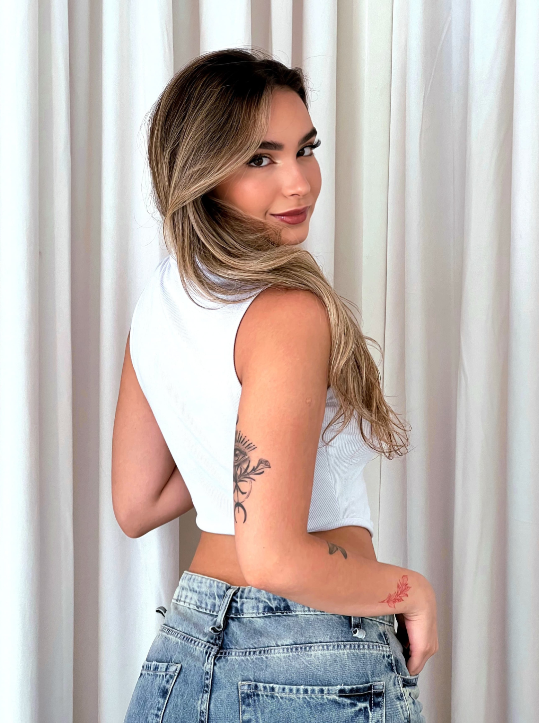 Regata preta curta da WLC com botão frontal, modelo casual e confortável, ideal para looks de verão.